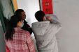 凉山州中西医结合医院组织“双报到”党员参与社区“敲门行动”